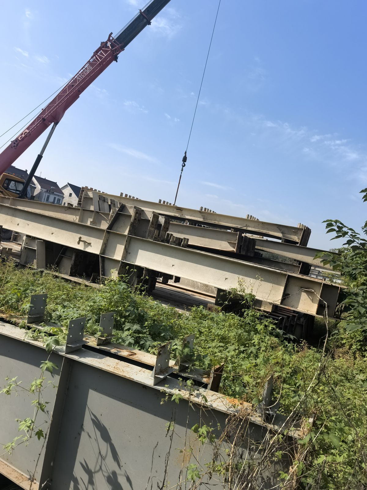 瀚泽货场吊装实拍:吊车吊起大型焊接钢柱