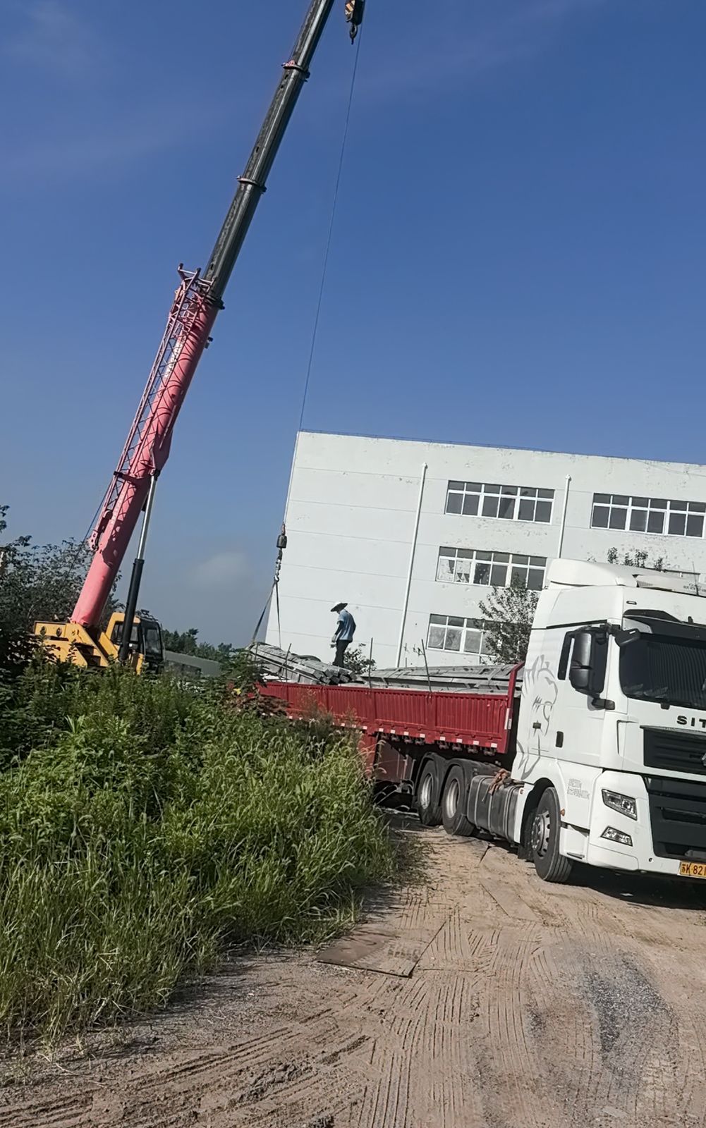 瀚泽货场装车实拍:吊车将型钢吊上平板挂车